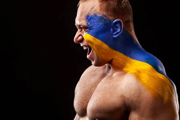 Fã da Ucrânia. Atleta de futebol ou futebol com bodyart bandeira no rosto. Conceito de esporte com copyspace. — Fotografia de Stock