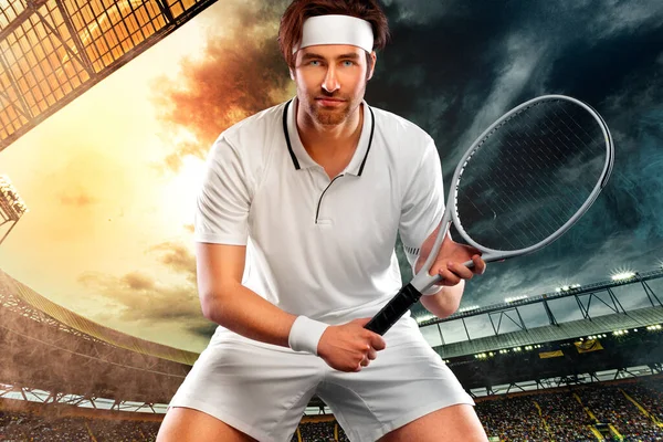 Tenista s raketou v bílém tričku. Muž atlet hraje na velké aréně s tenisovými kurty. — Stock fotografie