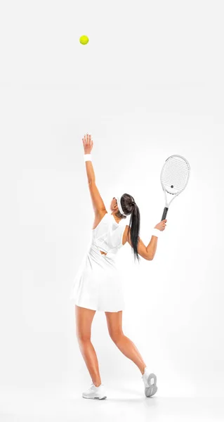 Joueur de tennis avec raquette en costume de sport. Athlète femme jouant isolé sur fond blanc. — Photo