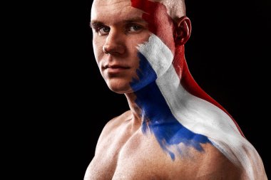 Hollanda taraftarı. Hollanda bayrağı. Yüzünde bayrak olan futbol ya da futbol atleti. Kopyalama alanı ile spor kavramı.