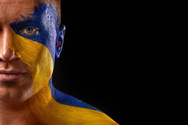 Fã da Ucrânia. Atleta de futebol ou futebol com bodyart bandeira no rosto. Conceito de esporte com copyspace. — Fotografia de Stock