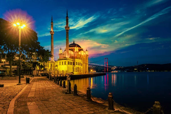 İstanbul Boğazı Köprüsü, gün doğumunda. Ortakoy Camii, Büyük İmparatorluk Camisi. İstanbul, Türkiye.
