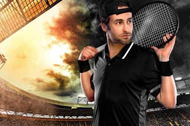 Beyaz tişörtlü tenisçi. Tenis kortlarıyla büyük arenada oynayan erkek sporcu.