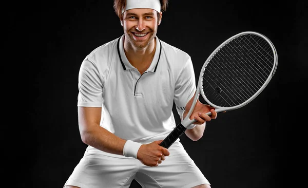 Joueur de tennis avec raquette en costume blanc. Homme athlète jouer isolé sur fond noir. — Photo