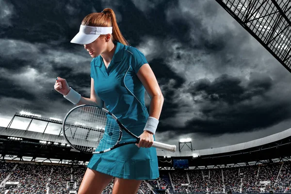 Jugador de tenis con raqueta. Mujer atleta celebrando la victoria en el fondo de la gran arena después de un buen juego. — Foto de Stock