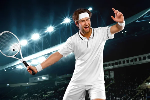 Tenista con raqueta en camiseta blanca. Hombre atleta jugando en gran arena con pistas de tenis. —  Fotos de Stock