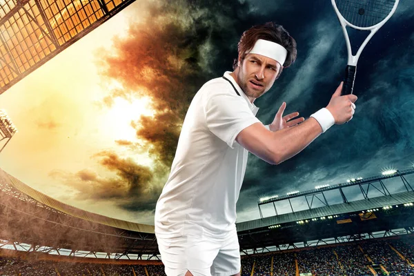Beyaz tişörtlü tenisçi. Tenis kortlarıyla büyük arenada oynayan erkek sporcu. — Stok fotoğraf