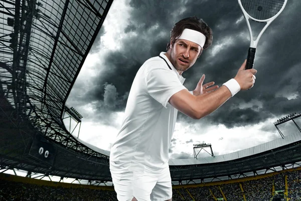 Jogador de tênis com raquete em traje branco. Homem atleta jogar isolado no fundo de luz. — Fotografia de Stock