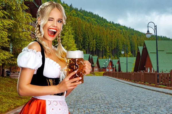 Oktoberfest女服务生啤酒，穿着传统的巴伐利亚或德国迪尔内，提供大杯子与室外饮料。10月2日. — 图库照片