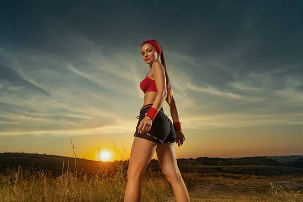 Concept de gymnastique et de fitness. Musclé jeune femme sportive faisant de l'exercice à l'extérieur. — Photo