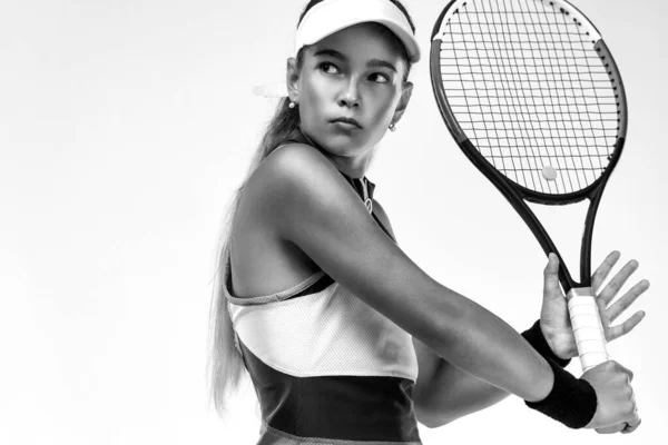 Jugador de tenis. Hermosa chica adolescente y atleta con raqueta en ropa de deporte rosa y sombrero en la cancha de tenis. Concepto deportivo. —  Fotos de Stock