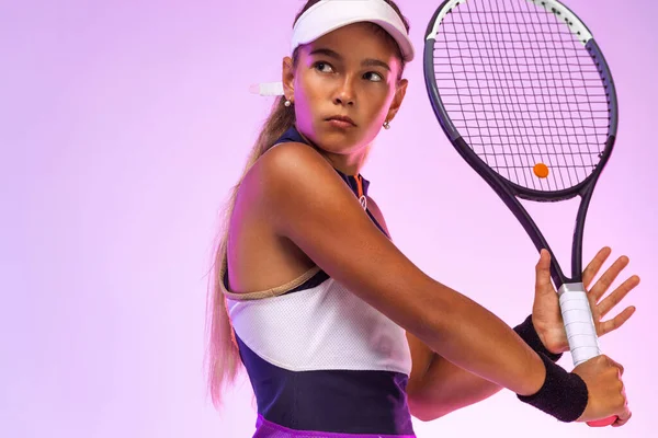 Teniszező. Gyönyörű lány tinédzser és sportoló ütő rózsaszín spóra és kalap teniszpályán. Divat- és sportkoncepció. — Stock Fotó