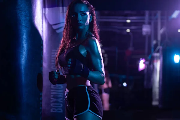 Boxe. Conceito desportivo. Menina desportista muay thai boxer lutando em luvas no ginásio. — Fotografia de Stock