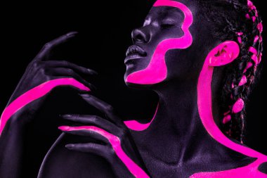 Neon renkleri. Pembe ve siyah vücut boyası. Yüz sanatıyla uğraşan kadın. Renkli vücut boyalı genç bir kız. Makyajlı harika bir Afro-Amerikan modeli..