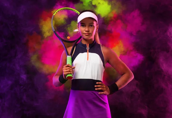 Giocatore di tennis. Bella ragazza adolescente e atleta con racchetta in abbigliamento sportivo rosa e cappello sul campo da tennis. Concetto moda e sport. — Foto Stock