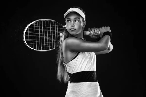 Joueur de tennis. Belle adolescente et athlète avec raquette en vêtements de sport rose et chapeau sur le court de tennis. Concept mode et sport. — Photo