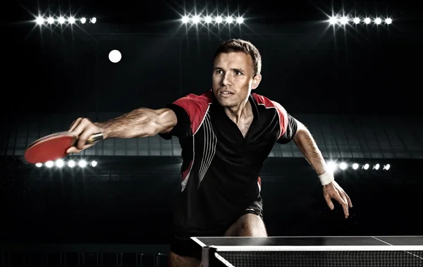 Ung sport man tennis-spelare i spel på svart bakgrund. Åtgärder skott. — Stockfoto