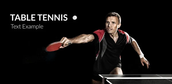 Ung sport man tennis-spelare i spel på svart bakgrund. Åtgärder skott. — Stockfoto