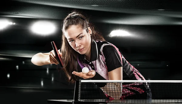 Jovem menina muito desportiva jogando tênis de mesa — Fotografia de Stock