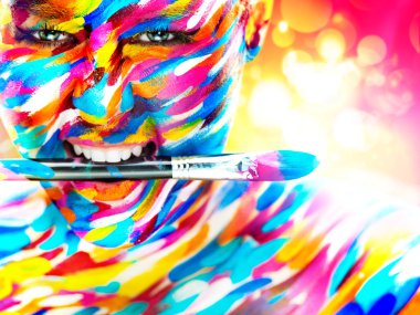 Sanat makyaj ve fırça ile parlak güzel duygusal kız portresi