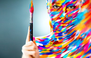 Sanat makyaj ve fırça ile parlak güzel kız portresi
