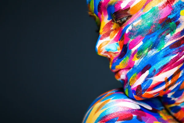 Retrato de la hermosa chica brillante con el arte colorido maquillaje y bodyart — Foto de Stock