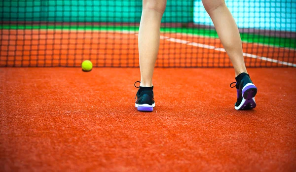 Sandplatz mit Tennisspielerbeinen — Stockfoto