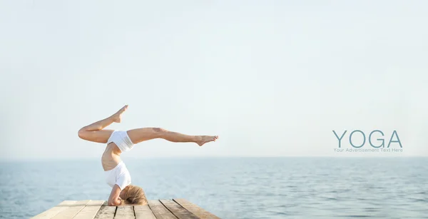 Hermosa chica positiva eblond practicando yoga en la orilla del mar y meditando —  Fotos de Stock