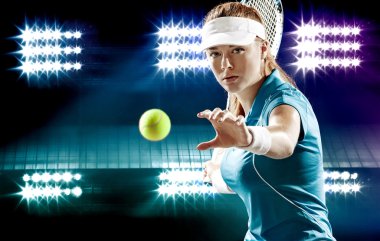 Koyu fonda raketi olan güzel bir tenis oyuncusu.
