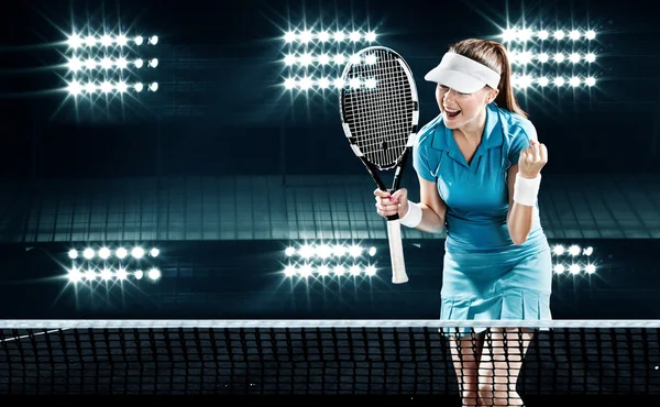 Güzel kadın tenisçi kusursuz zaferini kutluyor