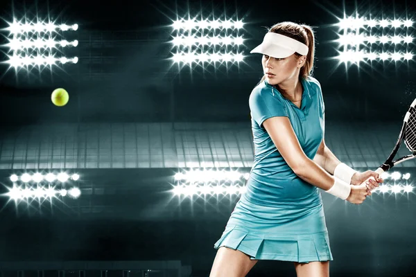 Το όμορφο άθλημα γυναίκα παίκτης του τένις με τη ρακέτα στο μπλε κοστούμι Royalty Free Εικόνες Αρχείου
