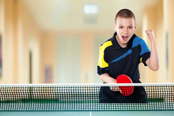 Ragazzino che celebra la vittoria impeccabile nel tennis da tavolo — Foto Stock