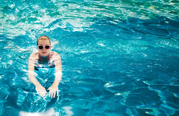 Uma mulher na piscina. Férias no resort caribenho — Fotografia de Stock