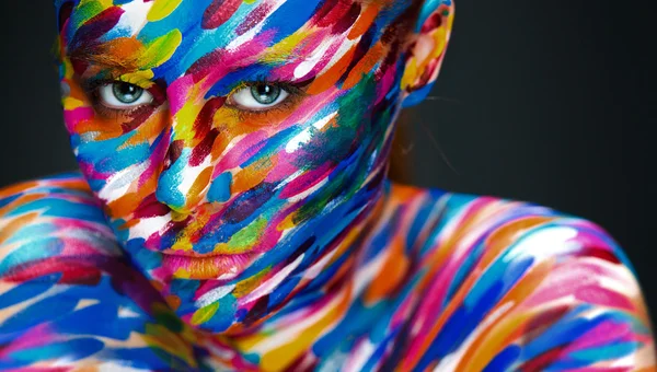 Helder mooi meisje met kunst kleurrijke make-up en bodyart — Stockfoto