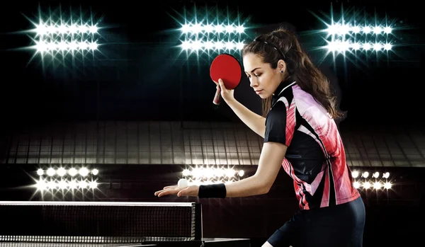 Beleza menina esportiva jogando tênis de mesa no fundo preto — Fotografia de Stock