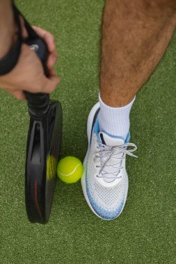 Padel tenis raketleri. Spor sahası ve toplar. Bir spor uygulaması ya da sosyal medya reklamının tasarımı için raketli yüksek kaliteli bir fotoğraf indir