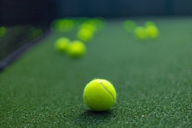 Güneşli bir günde mavi sahada padel topları, spor siteleri, bloglar ve tanıtım materyalleri için temiz ve minimal görüntü