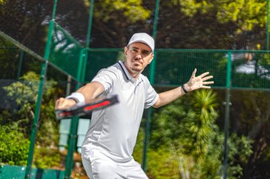 Padel oynatıcı beyaz arkaplanda izole edildi. Sosyal tur şablonunu aç. Kopya alanı olan sosyal medya tasarımı için Paddle tenis şablonu
