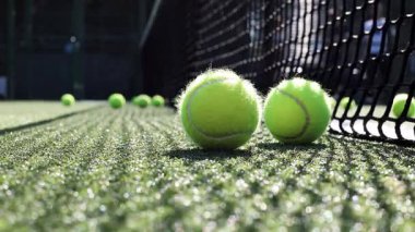 Güneşli bir günde mavi sahada padel topları, spor siteleri, bloglar ve tanıtım materyalleri için temiz ve minimal görüntü