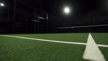 Padel kortunda ışıklar ve açık hava ağları. Gece fotoğrafı. Sosyal medya tanıtımı için açık turne posteri