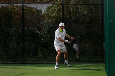 Gökyüzü arka planında tenis oyuncusu açık havada. Fotokopi alanı olan bahisçi tasarım reklamları için tenis şablonu. Bahis reklamı için maket. Teniste spor bahisleri.