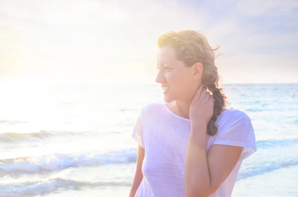 Porträt einer jungen Frau am Strand — Stockfoto