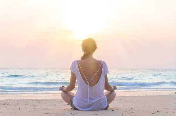 Frau praktiziert Yoga am Strand von Sonnenaufgang — Stockfoto