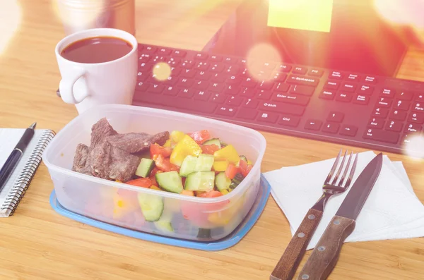 Eating at workplace — Stock Photo, Image