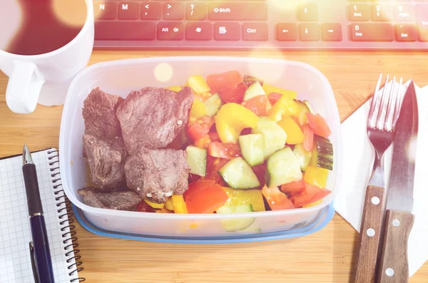 Eating at workplace — Stock Photo, Image