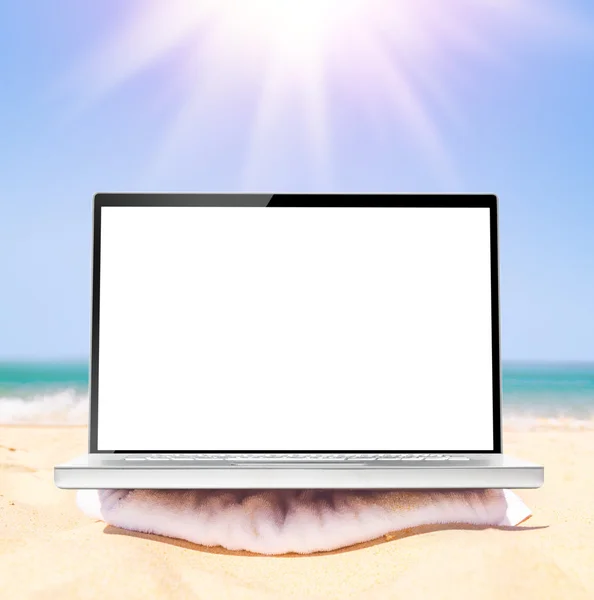 Laptop am Strand — Stockfoto