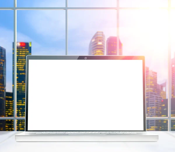 Laptop bij zonsondergang kantoor — Stockfoto