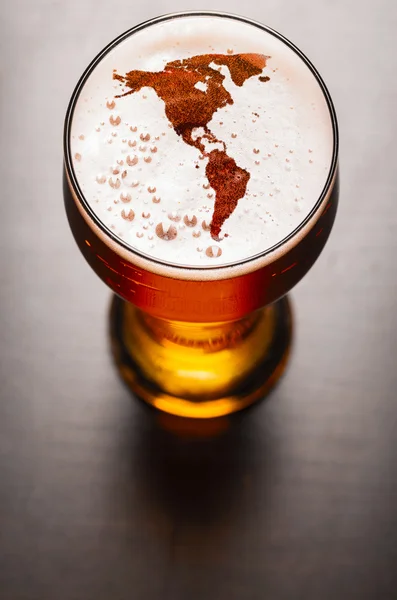 Birra lager sul tavolo — Foto Stock