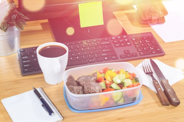 Mangiare sul posto di lavoro — Foto Stock