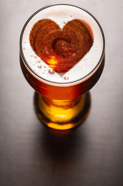 Пиво на столе — стоковое фото